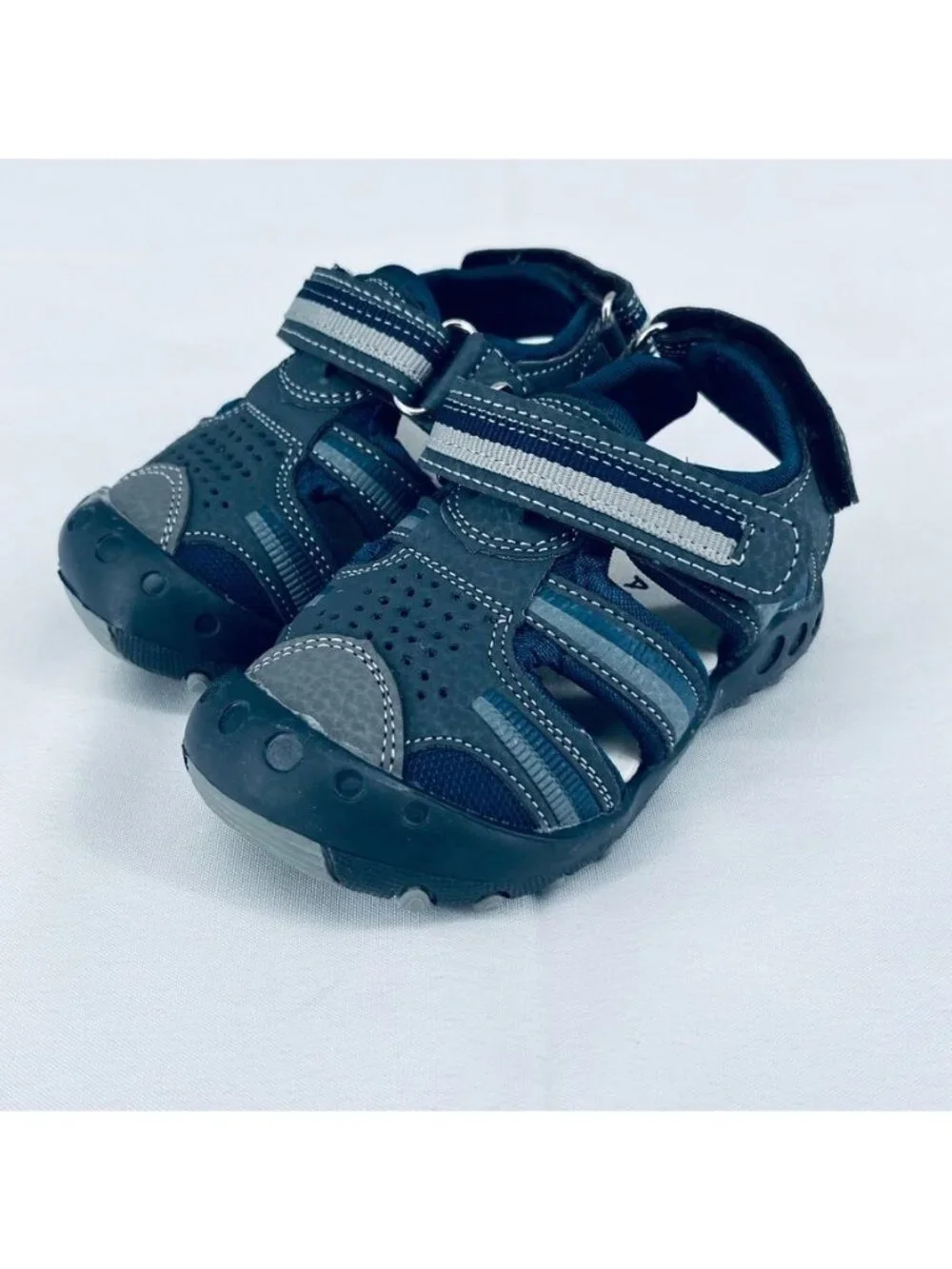 Apakowa Kids Boys Sandals Size 21 Athletic Double Strap Closed-Toe Beach Sandals